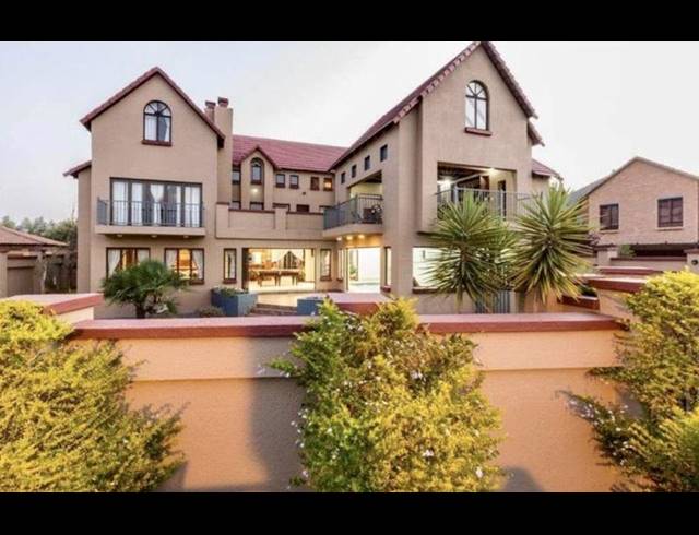6 BEDROOM HOUSE FOR SALE IN MIDSTREAM ESTATE